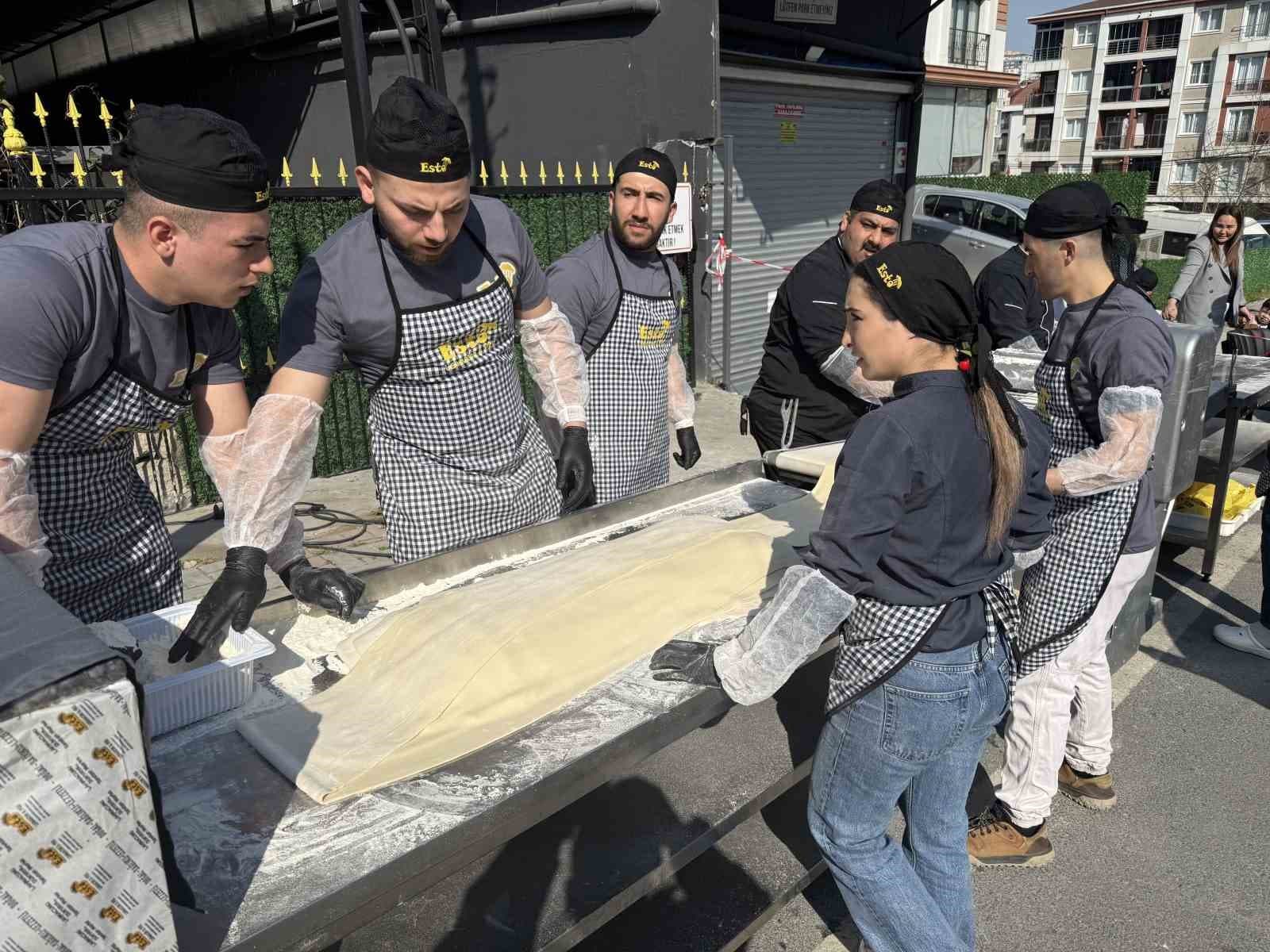 İstanbul’da lahmacun rekoru: 63 metrelik dev lahmacun Guinness’e girdi