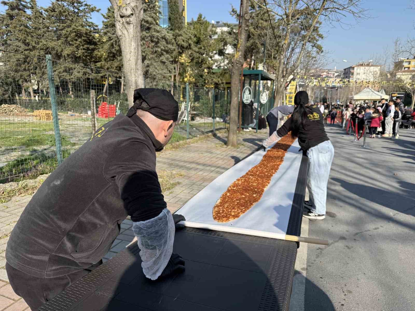 İstanbul’da lahmacun rekoru: 63 metrelik dev lahmacun Guinness’e girdi