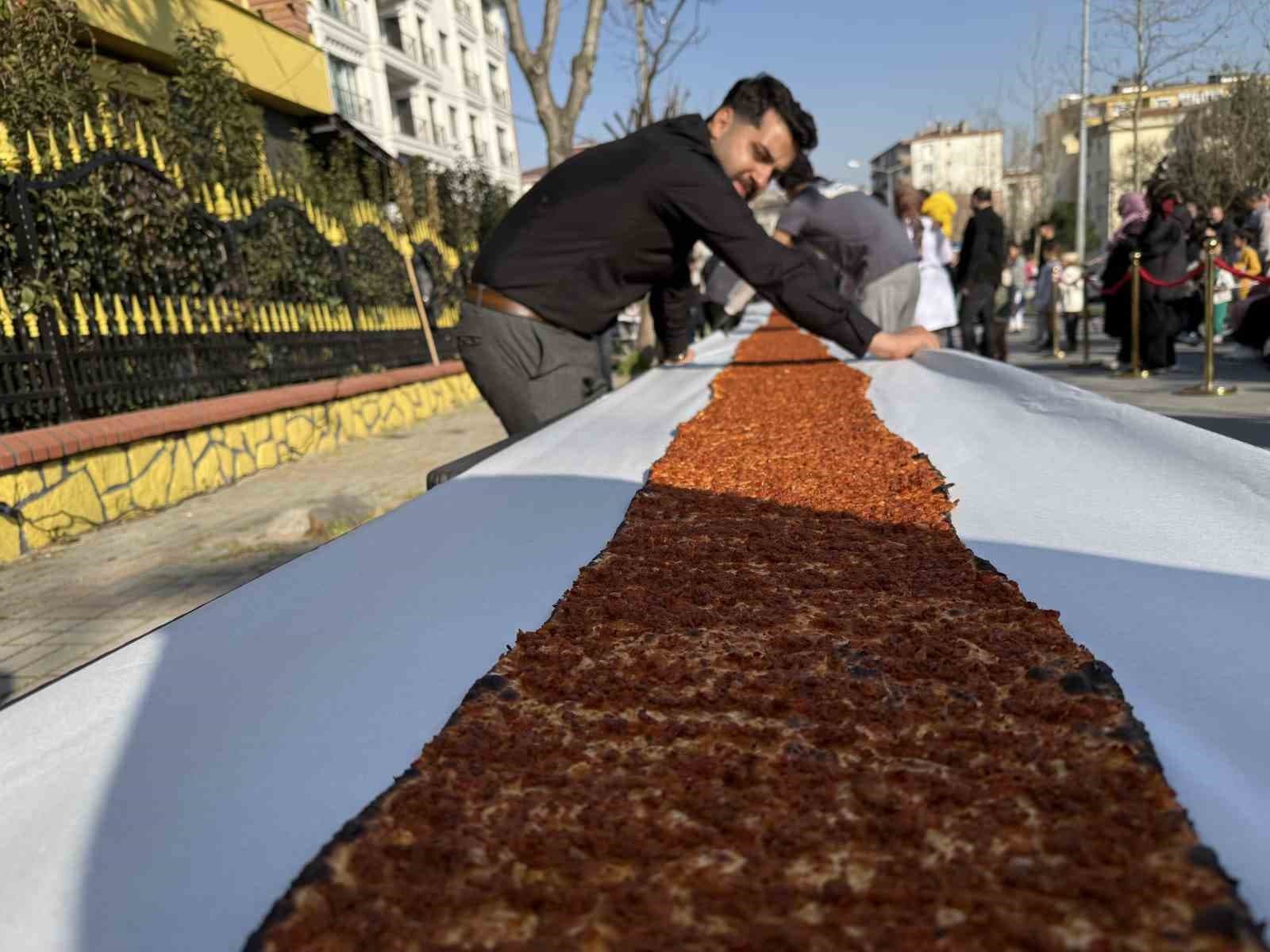 İstanbul’da lahmacun rekoru: 63 metrelik dev lahmacun Guinness’e girdi