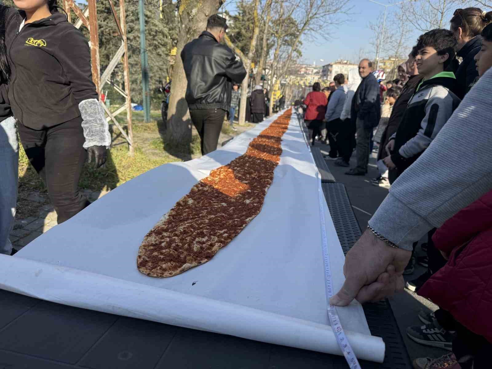 İstanbul’da lahmacun rekoru: 63 metrelik dev lahmacun Guinness’e girdi