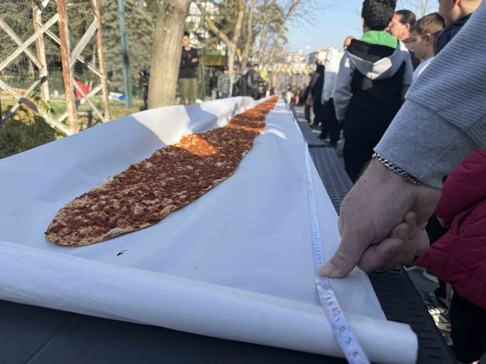İstanbul’da lahmacun rekoru: 63 metrelik dev lahmacun Guinness’e girdi