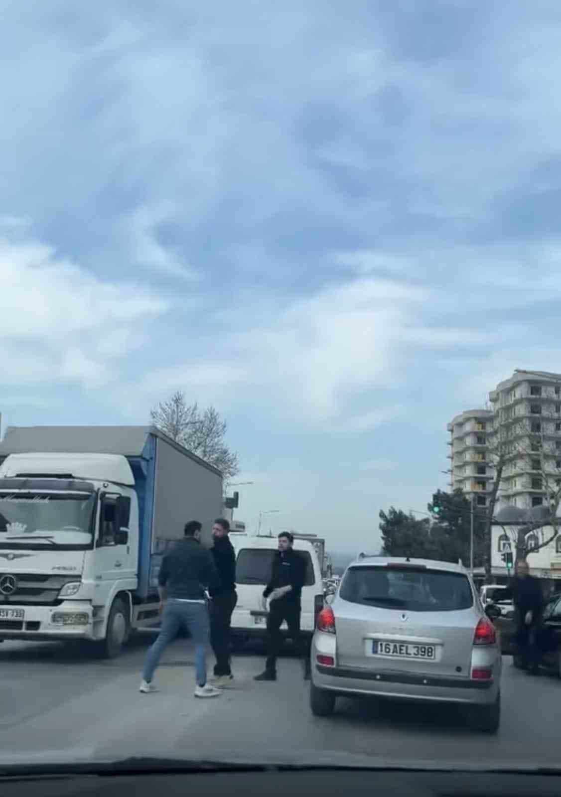 Bursa’da trafikte kavga : Sürücüler birbirine girdi