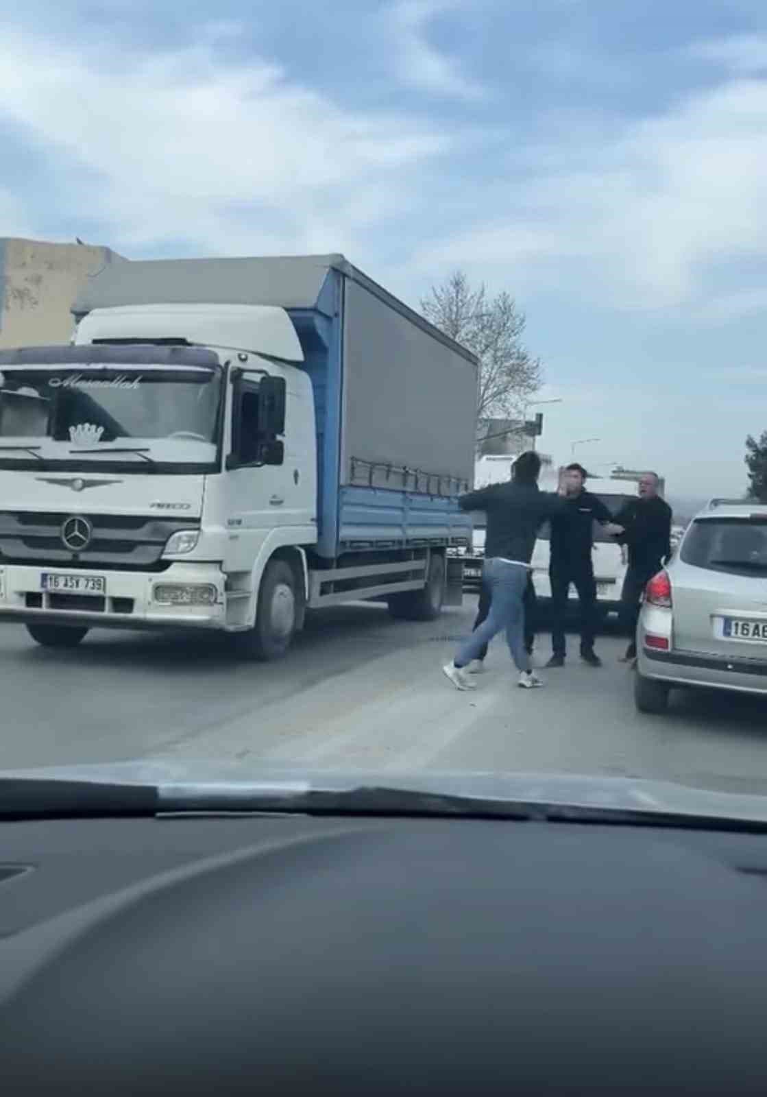 Bursa’da trafikte kavga : Sürücüler birbirine girdi