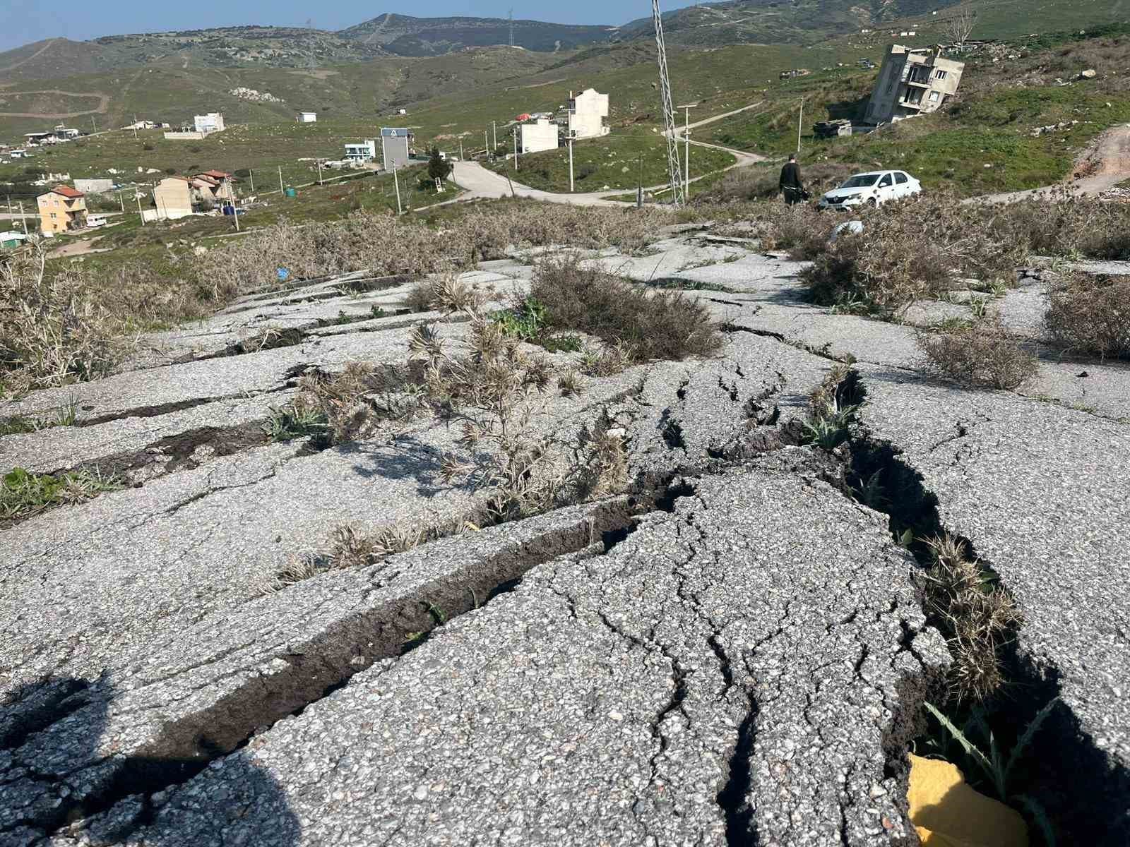 Çiğli’de çöp tesisinin neden olduğu heyelan mahalleyi yutuyor