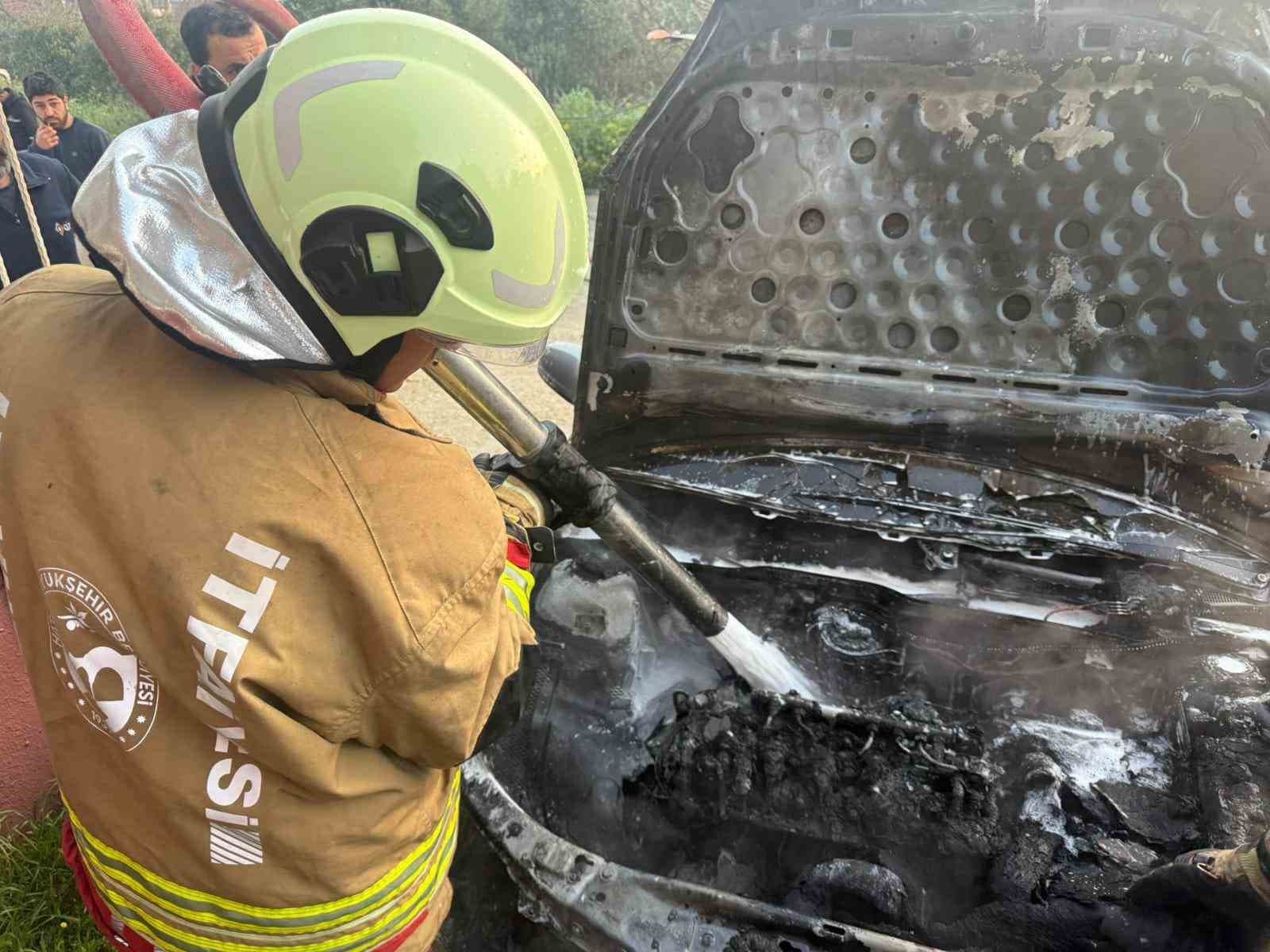 Hatay’da park halindeki otomobil alevlere teslim oldu
