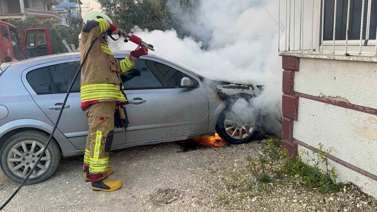 Hatay’da park halindeki otomobil alevlere teslim oldu
