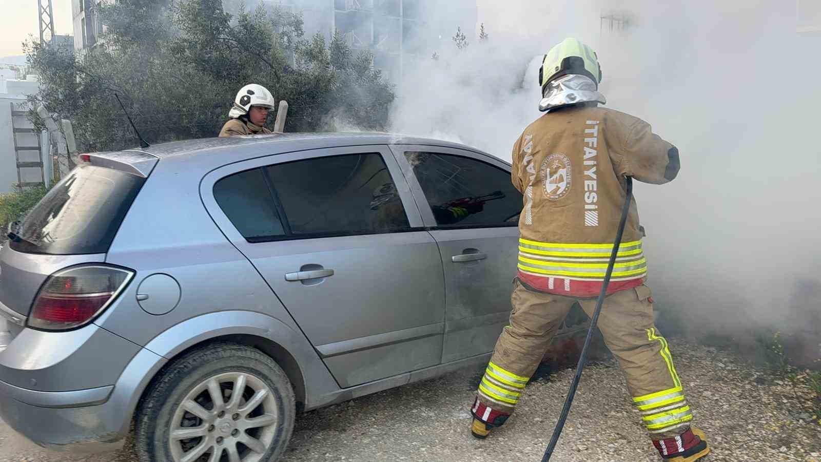 Hatay’da park halindeki otomobil alevlere teslim oldu