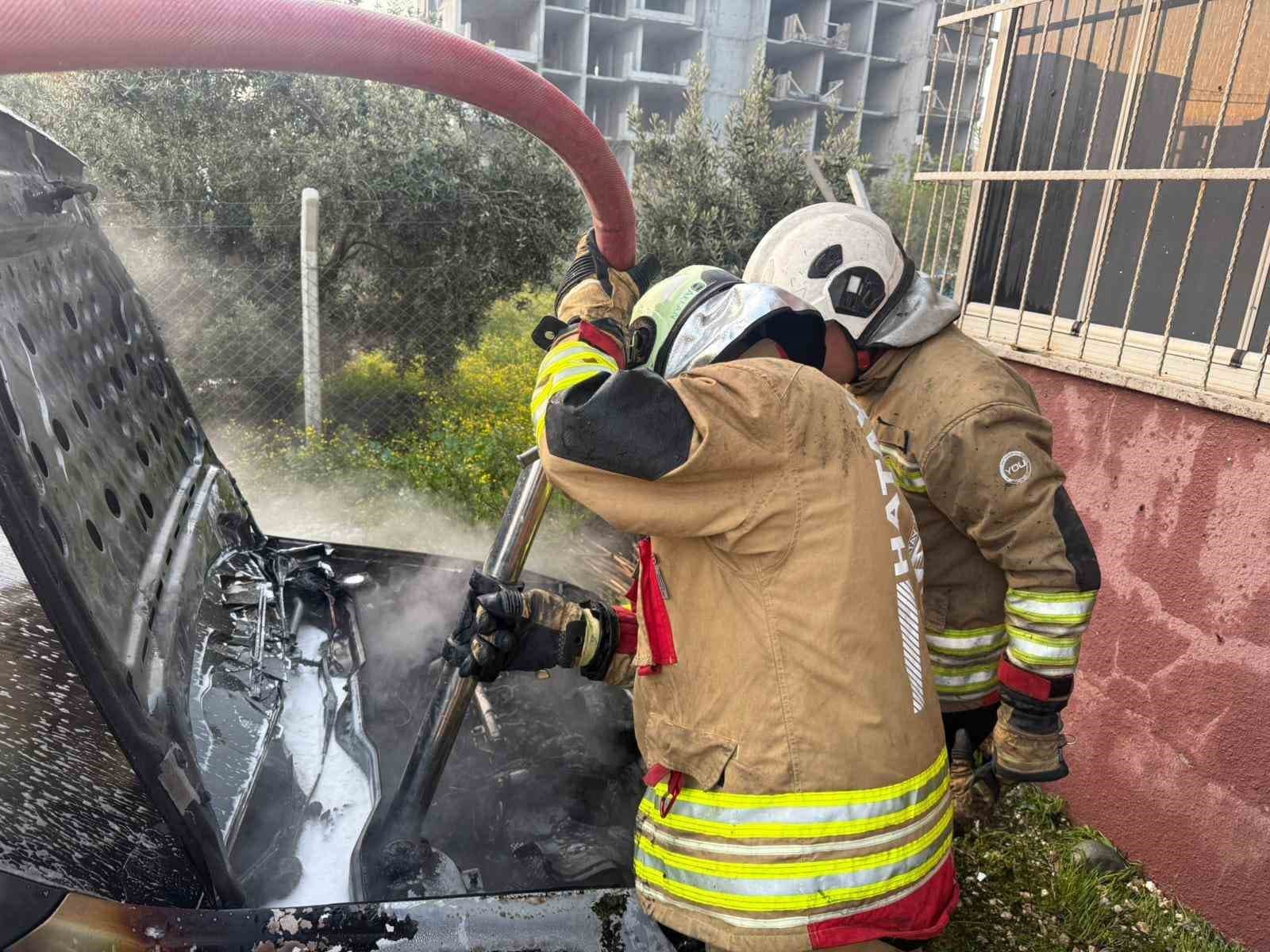 Hatay’da park halindeki otomobil alevlere teslim oldu