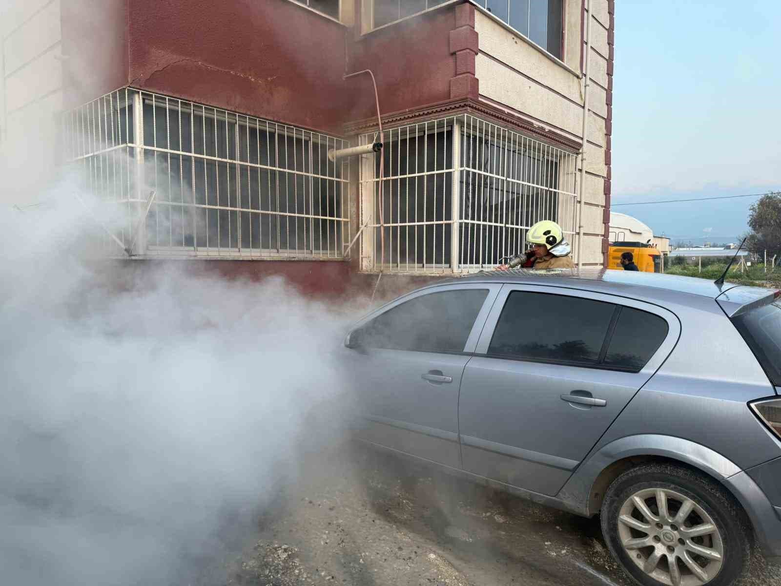 Hatay’da park halindeki otomobil alevlere teslim oldu