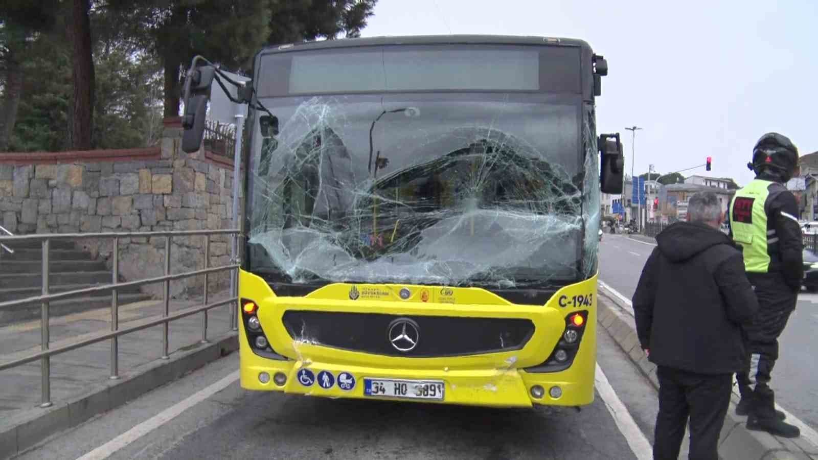 Üsküdar’da iki İETT otobüsü çarpıştı