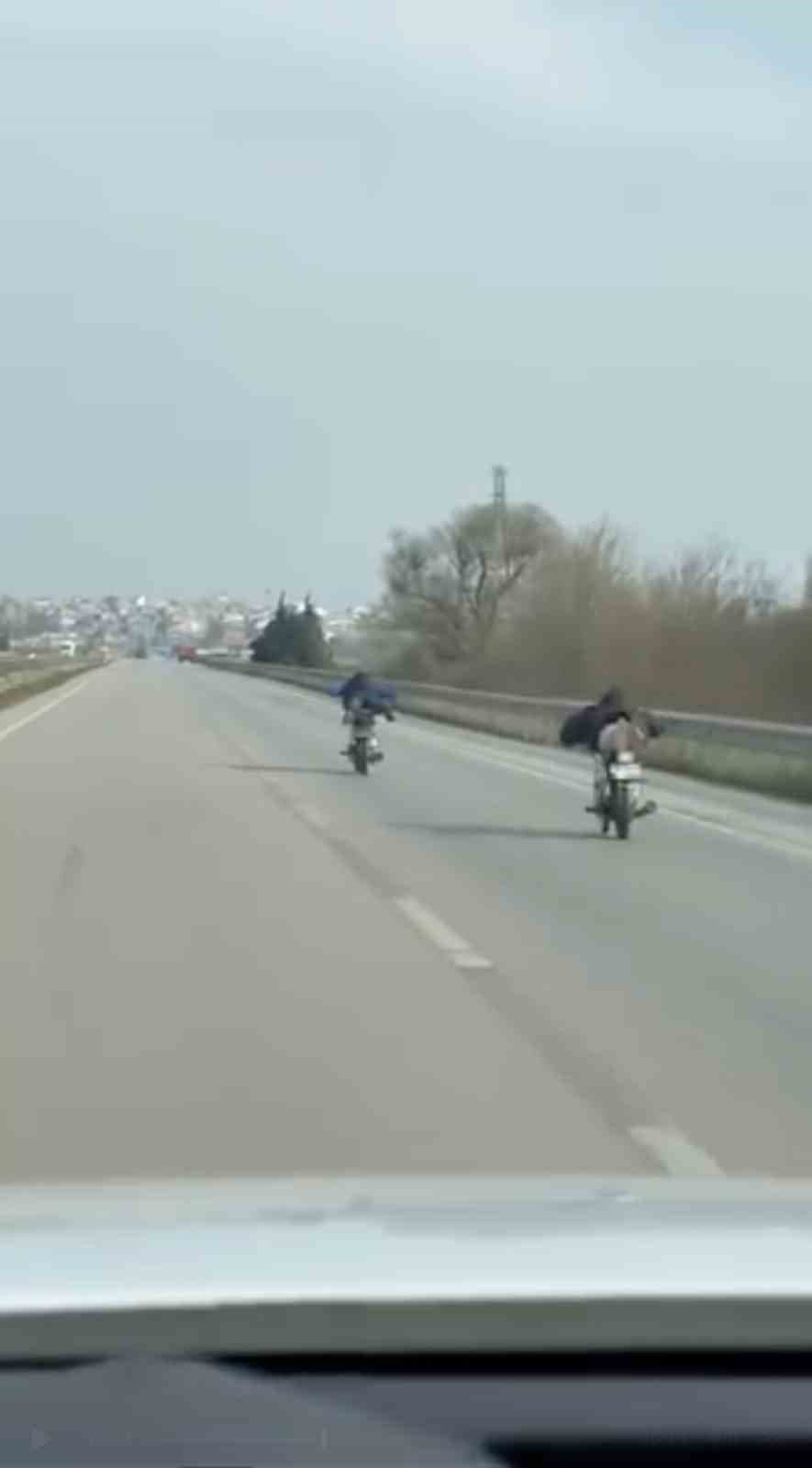 Bursa’da motor üstünde yatarak tehlikeli yolculuk