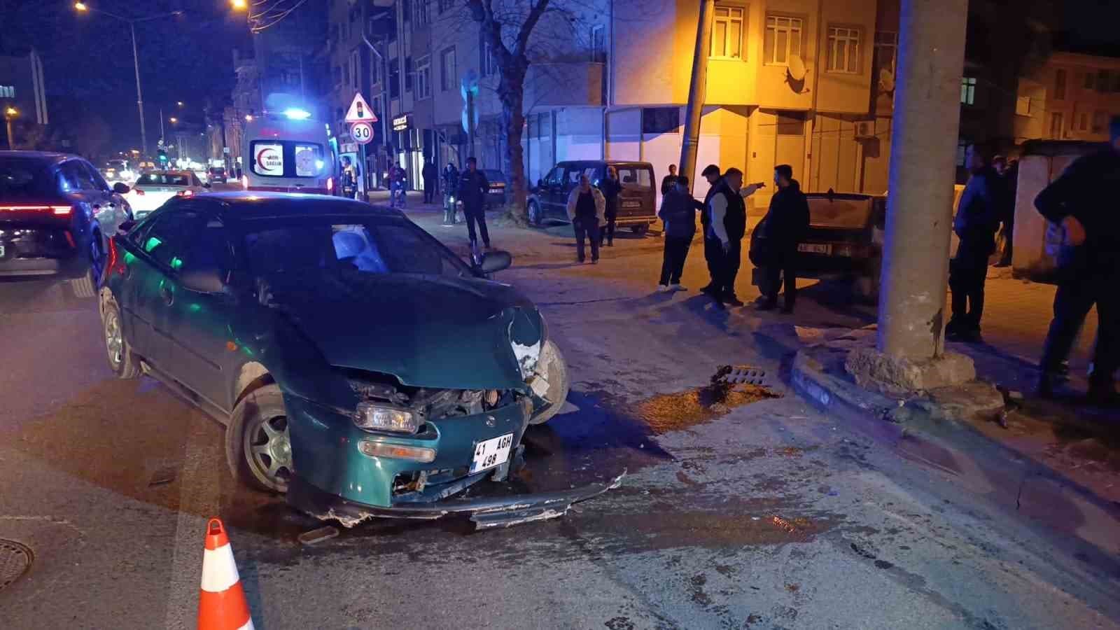 Kontrolden çıkan otomobil direğe çarptı: 3 yaralı