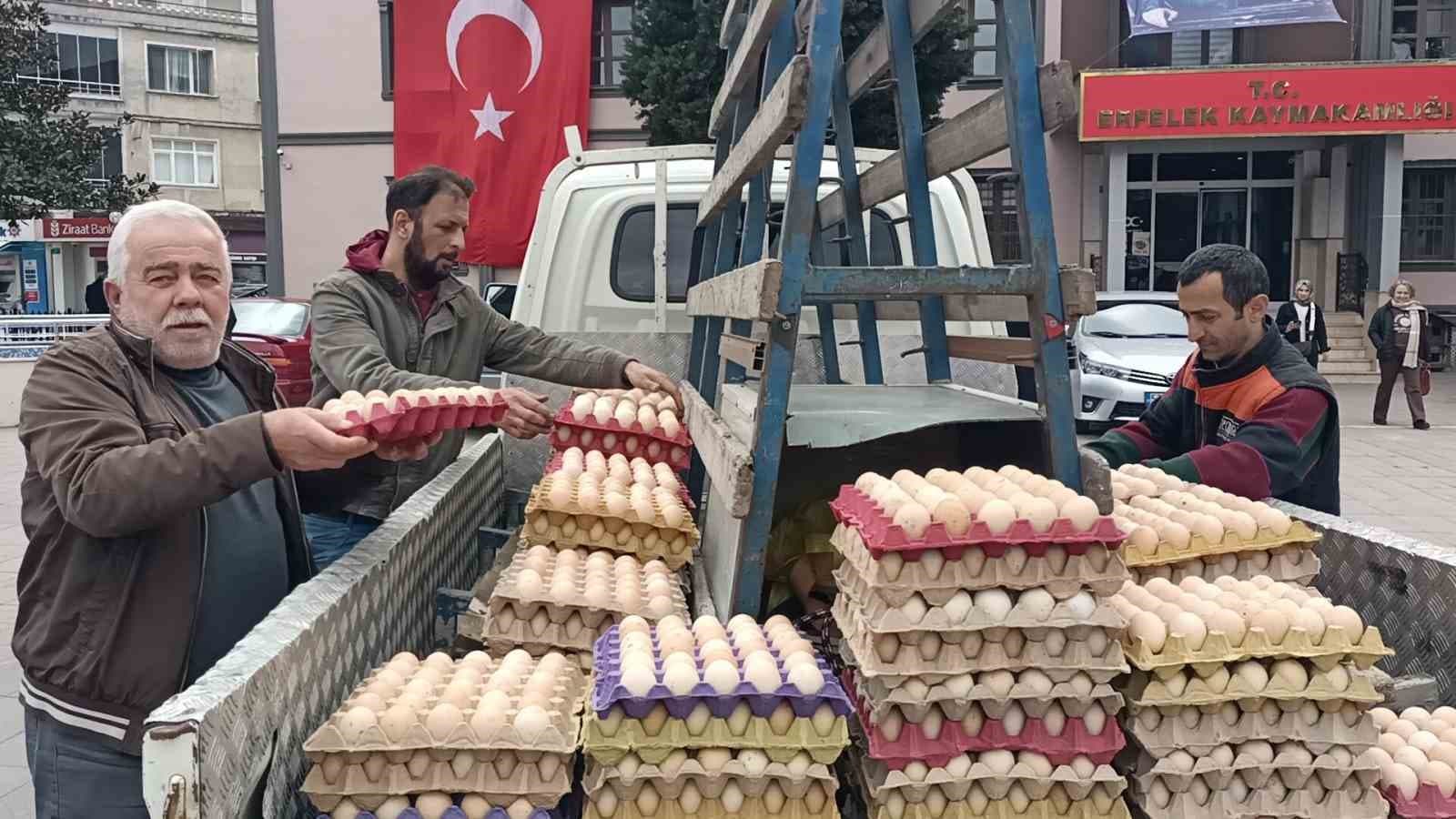 12 bin köy yumurtasını meydanda ücretsiz dağıttı