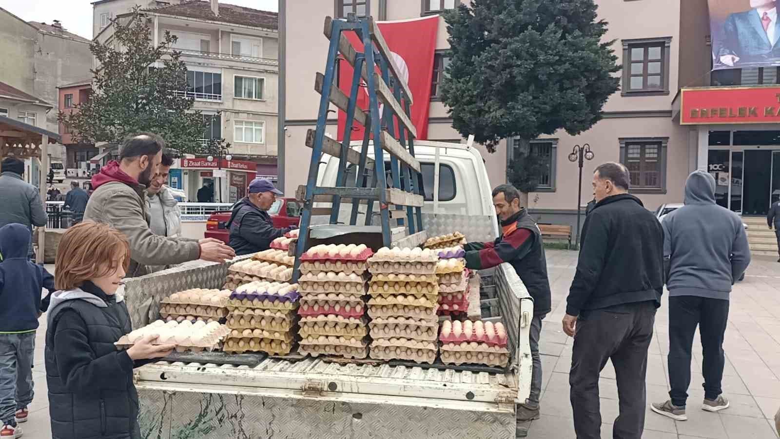 12 bin köy yumurtasını meydanda ücretsiz dağıttı