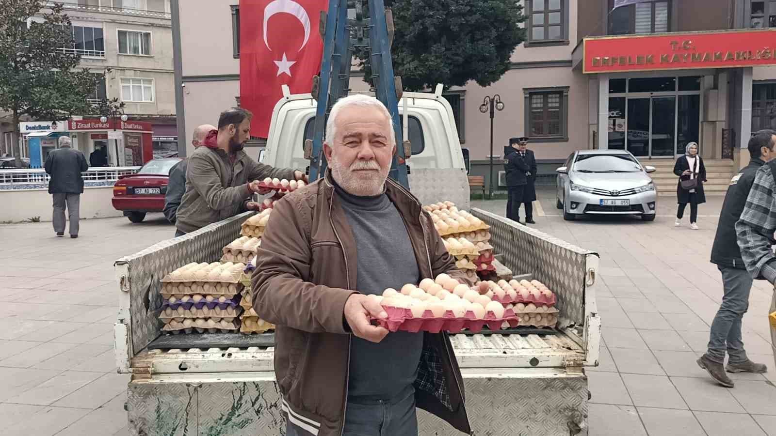 12 bin köy yumurtasını meydanda ücretsiz dağıttı
