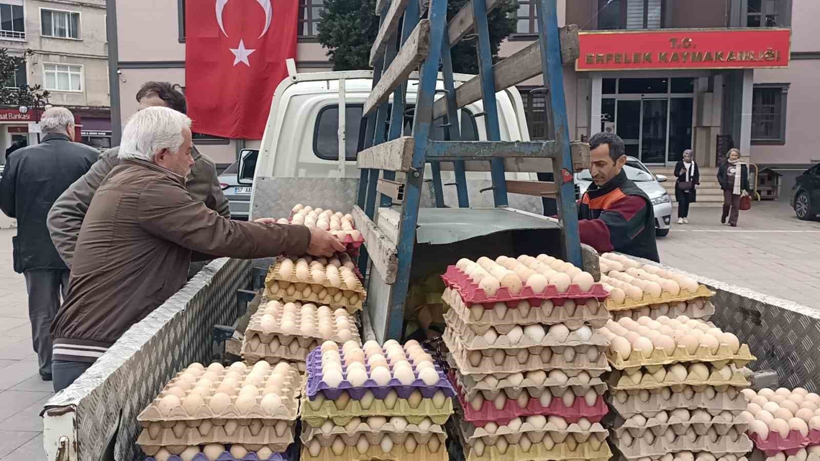 12 bin köy yumurtasını meydanda ücretsiz dağıttı