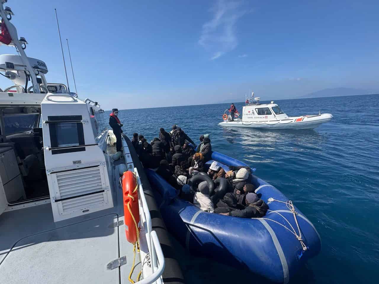 İzmir açıklarında denizde sürüklenen bottaki 30 göçmen kurtarıldı