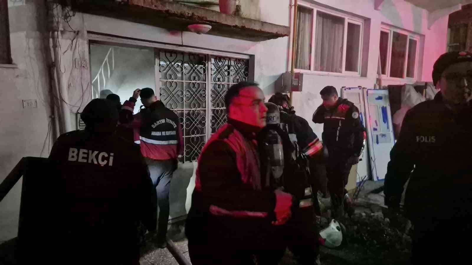 Bartın’da 4 katlı apartmanda yangın paniği: 2 kişi dumandan etkilendi