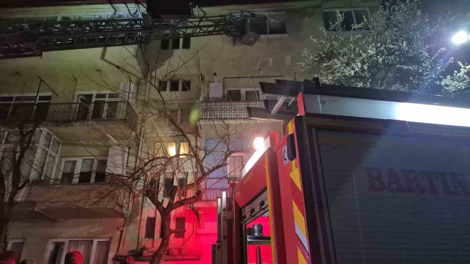 Bartın’da 4 katlı apartmanda yangın paniği: 2 kişi dumandan etkilendi