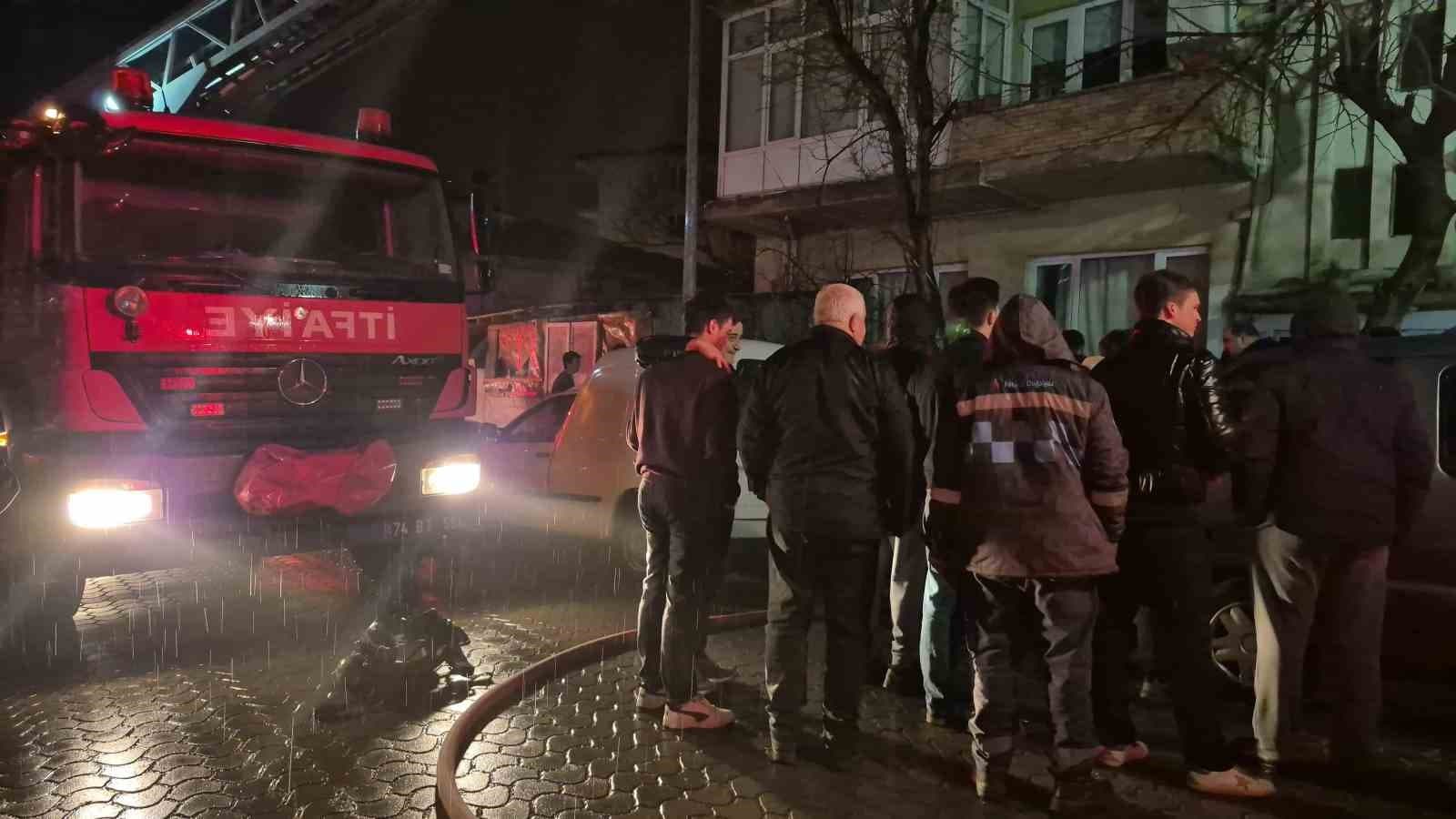 Bartın’da 4 katlı apartmanda yangın paniği: 2 kişi dumandan etkilendi