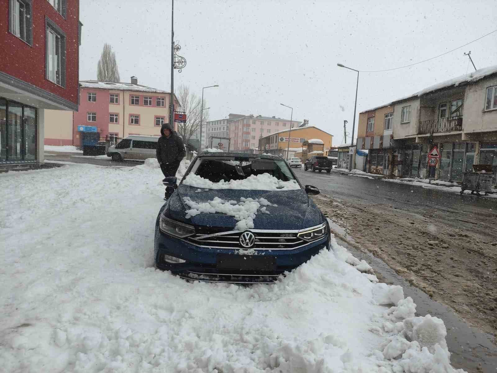 Üzerine çatıdan kar kütlesi düşen otomobil kullanılamaz hale geldi