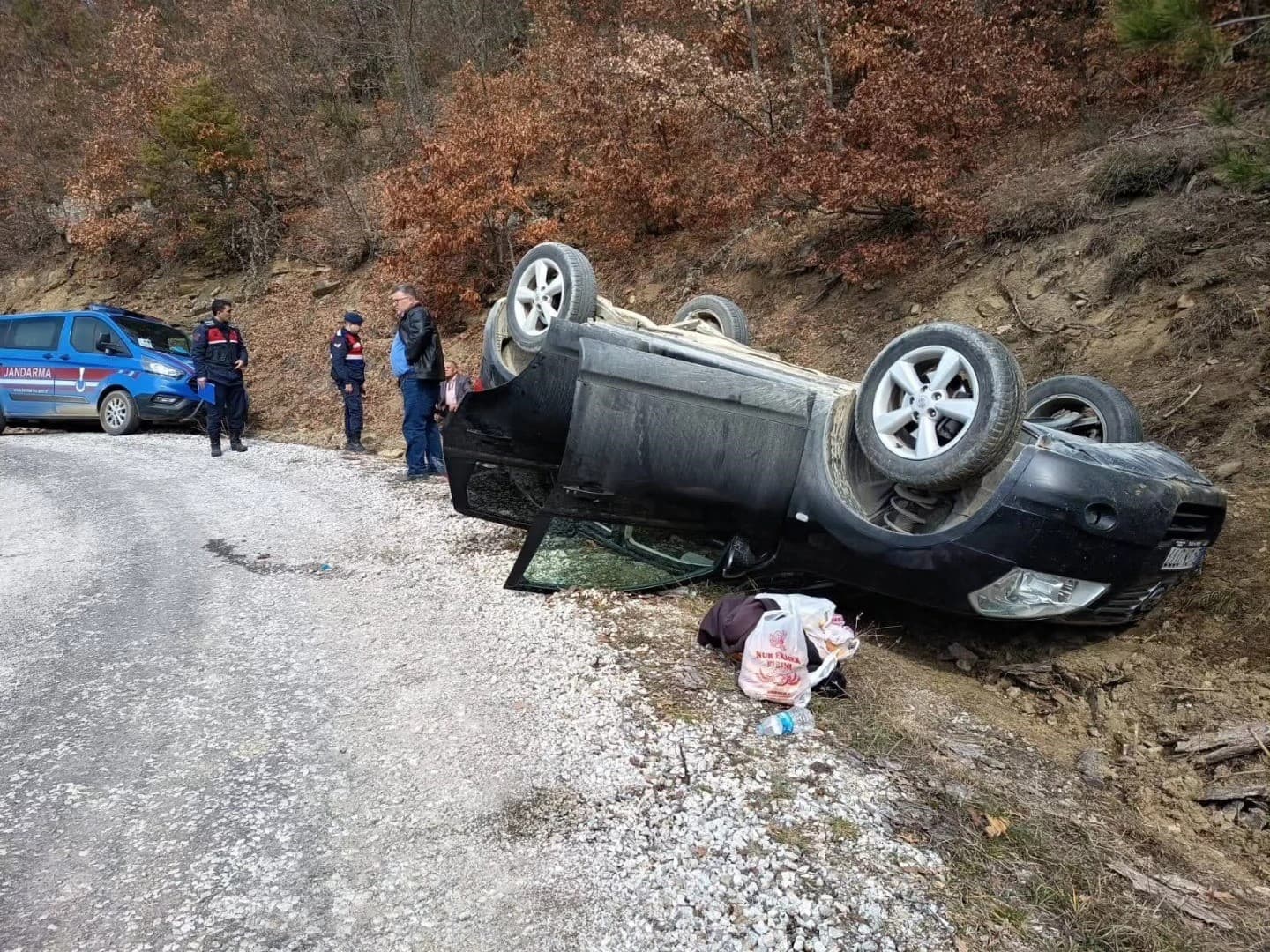 Sinop’ta kontrolden çıkan araç takla attı