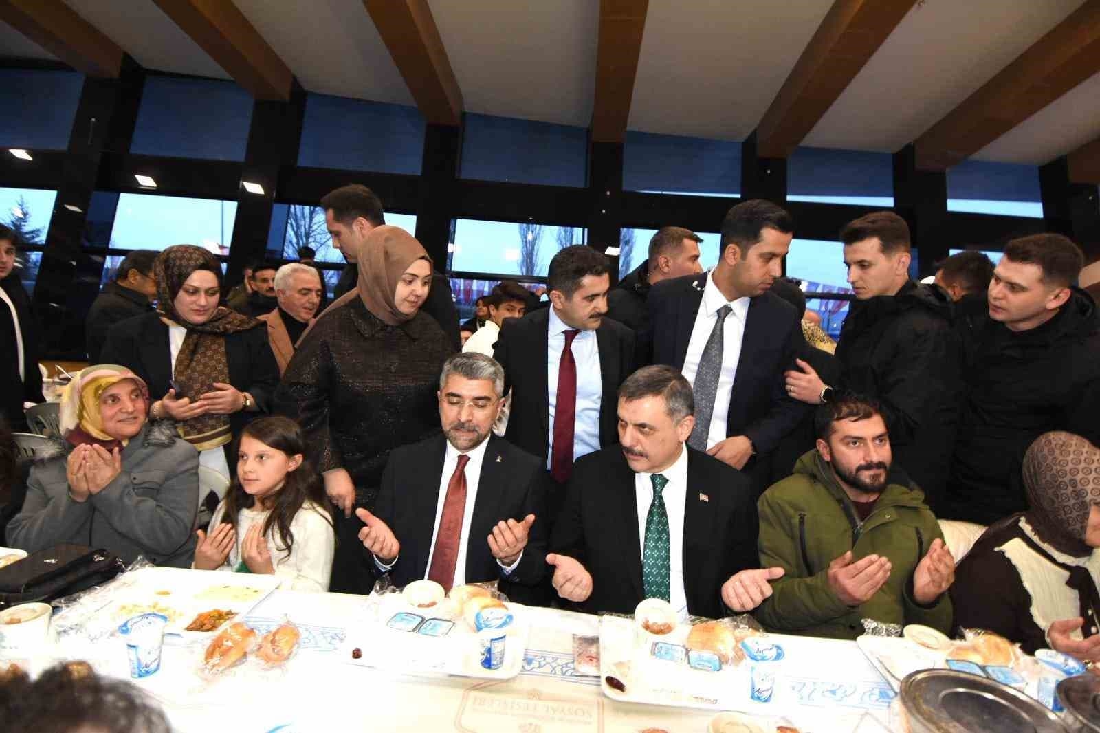 Bakan Çiftçi ve Bakan Tekin, Erzurum’da 4 bin kişiyle iftarda buluştu