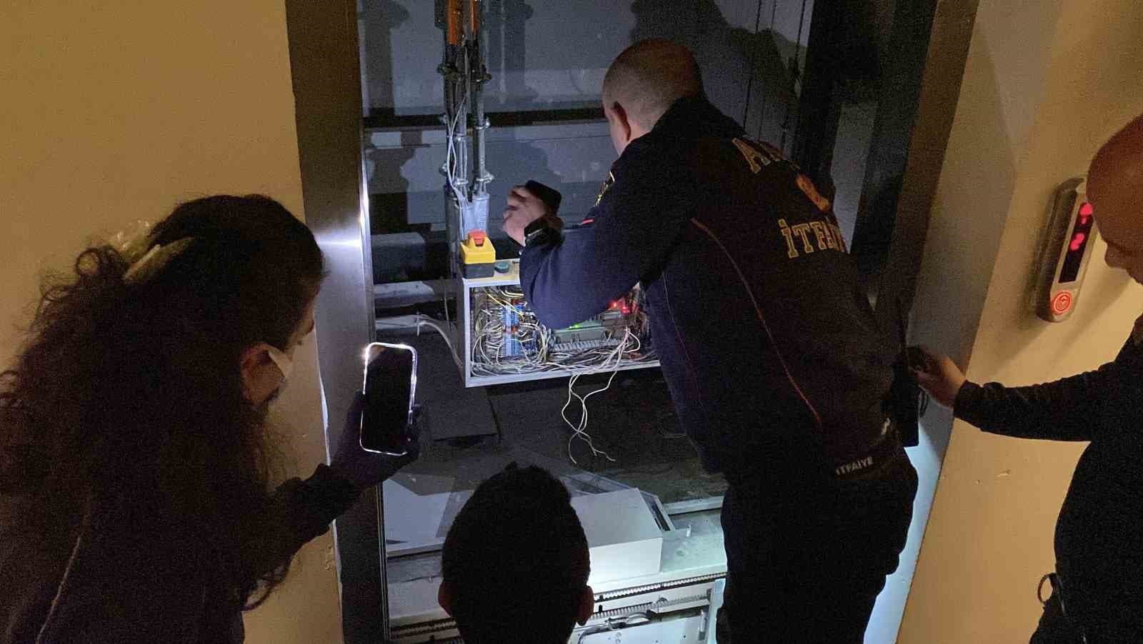 Asansörde mahsur kalanların yardımına itfaiye ekipleri koştu