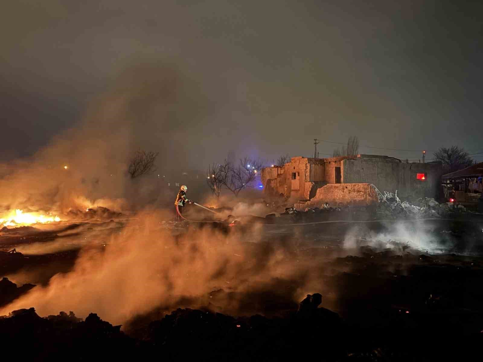 Boş arazide çıkan yangın müstakil eve sıçramadan söndürüldü
