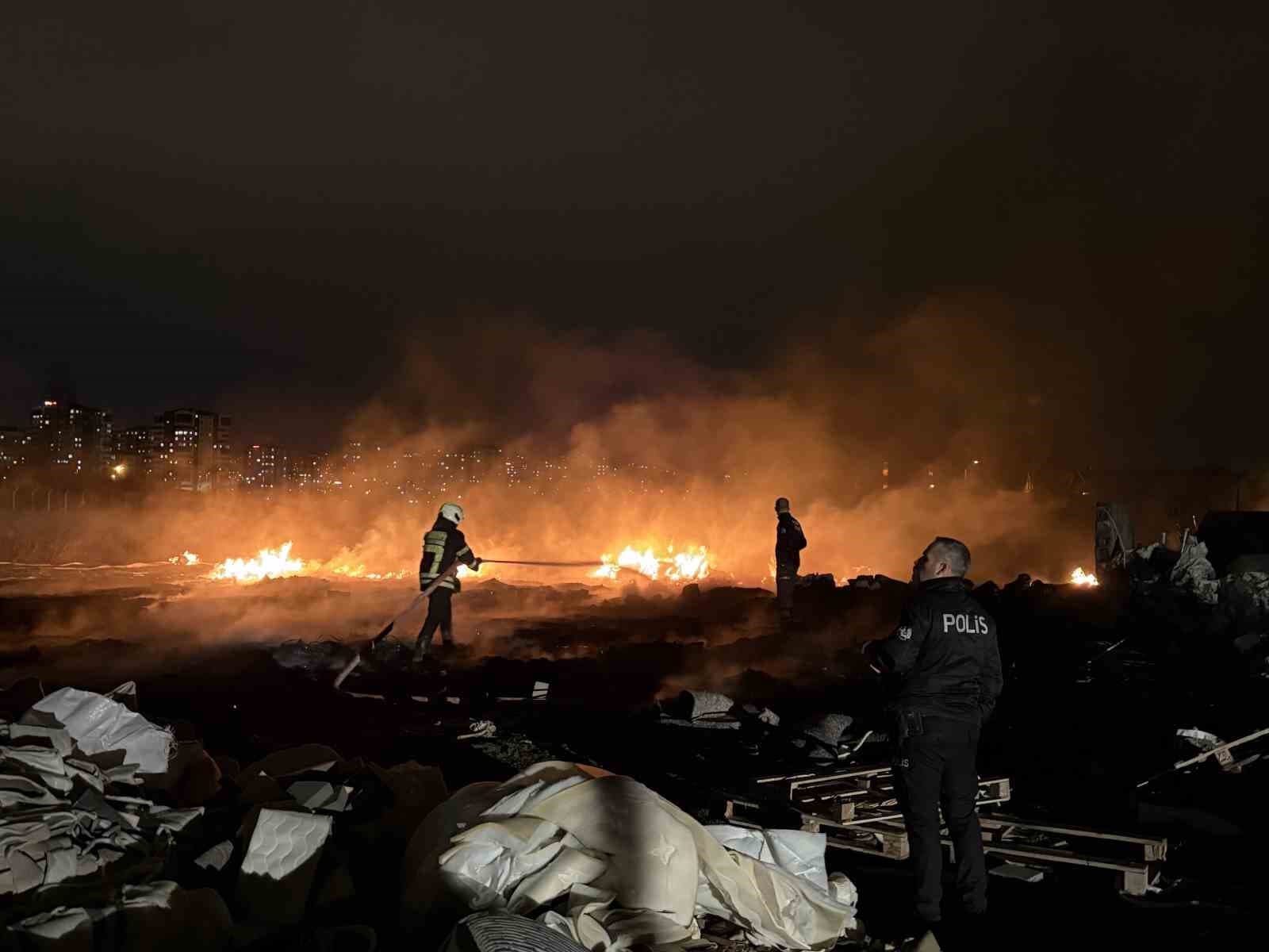 Boş arazide çıkan yangın müstakil eve sıçramadan söndürüldü