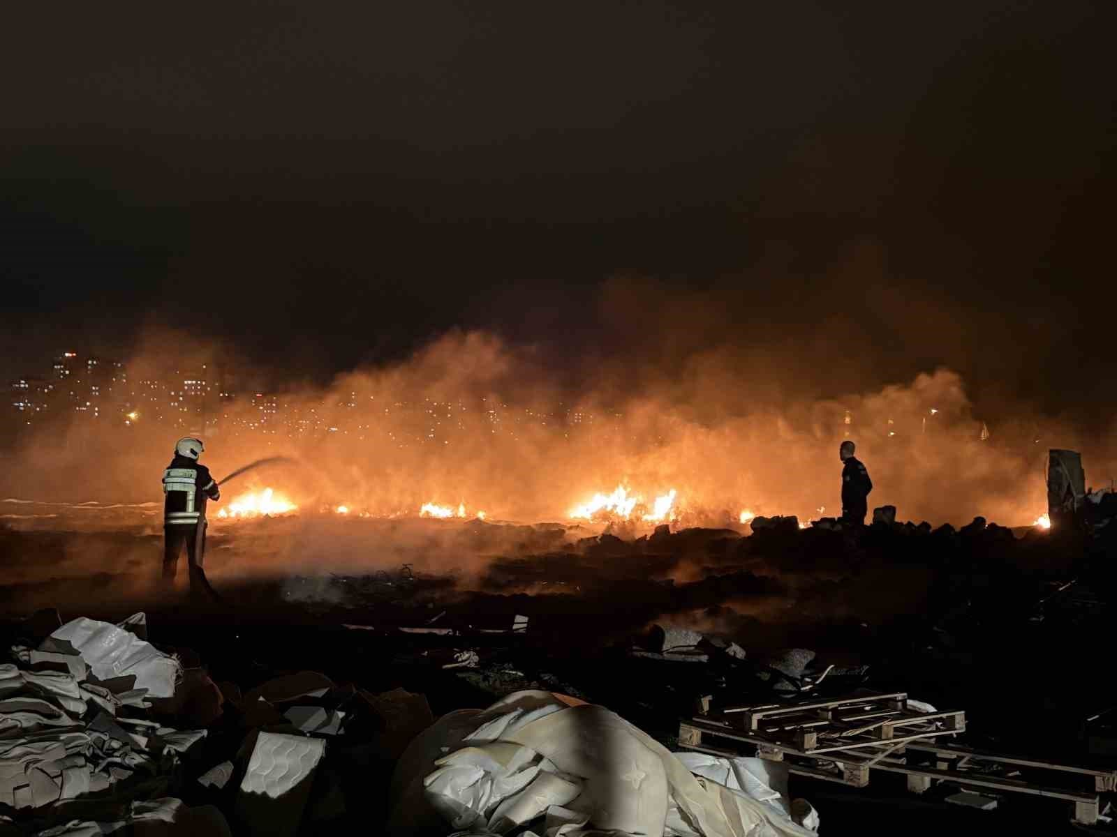 Boş arazide çıkan yangın müstakil eve sıçramadan söndürüldü