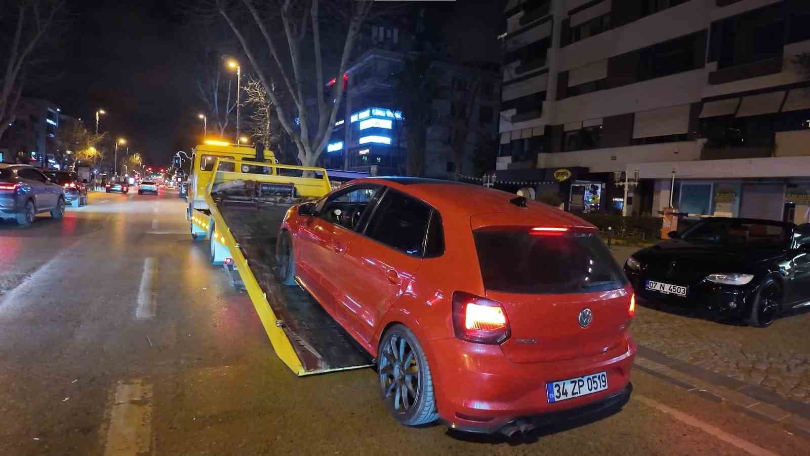 Egzoz sistemi mevzuata aykırı araç 30 gün trafikten men edildi