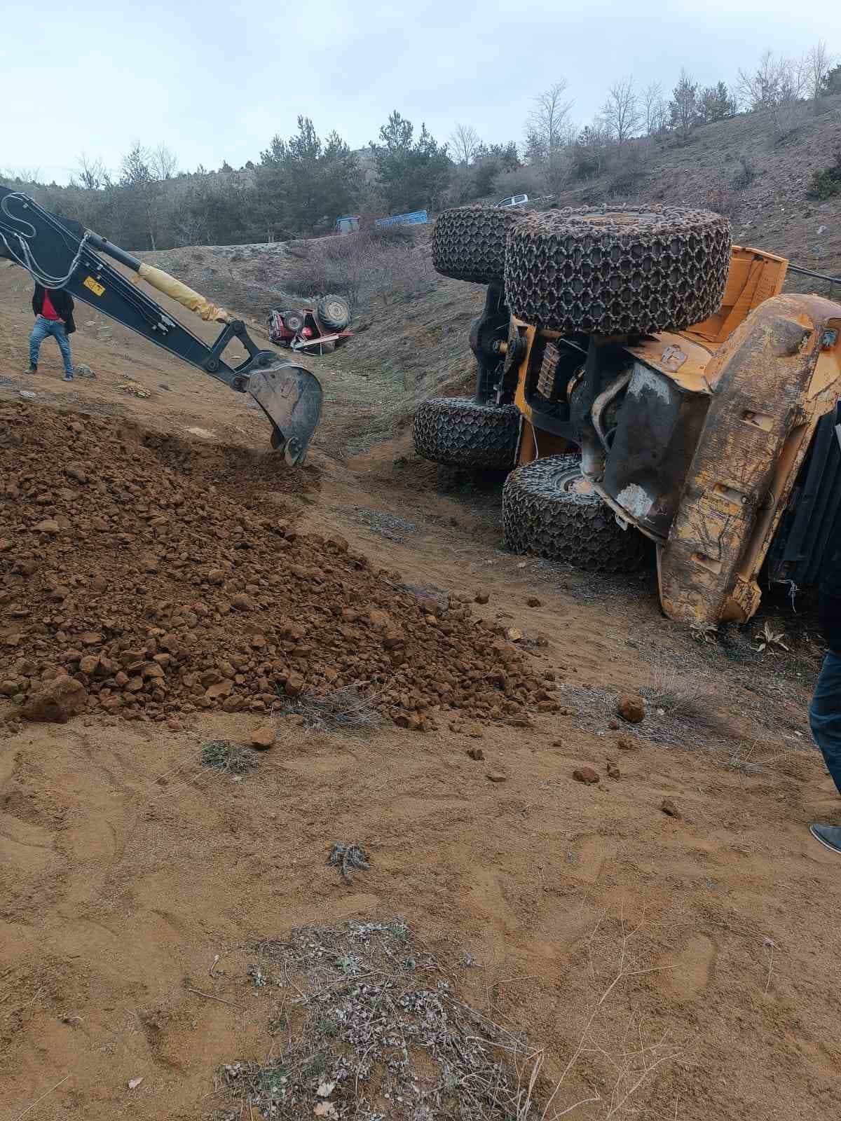 Tokat’ta uçuruma yuvarlanan traktörü kurtarmaya giden kepçe de devrildi