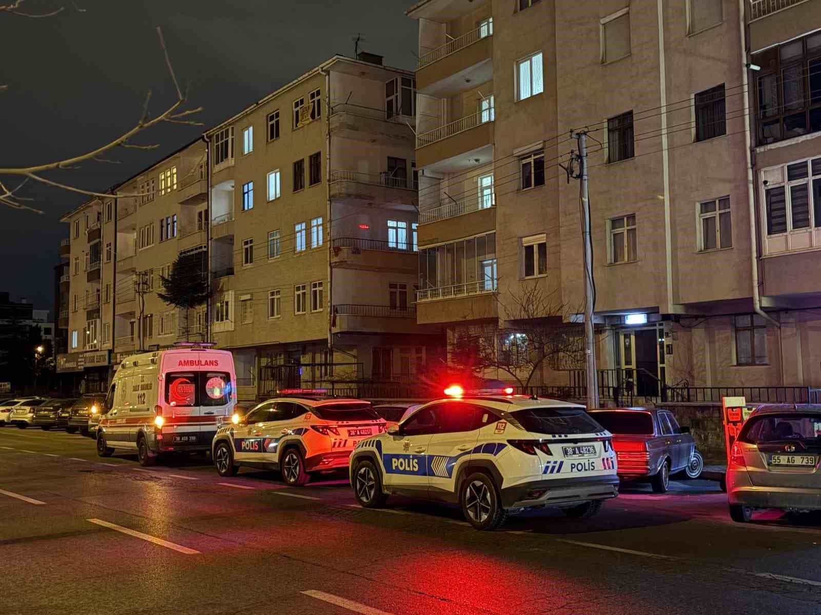 Mezarlık ziyareti dönüşü eşini evde ölü buldu