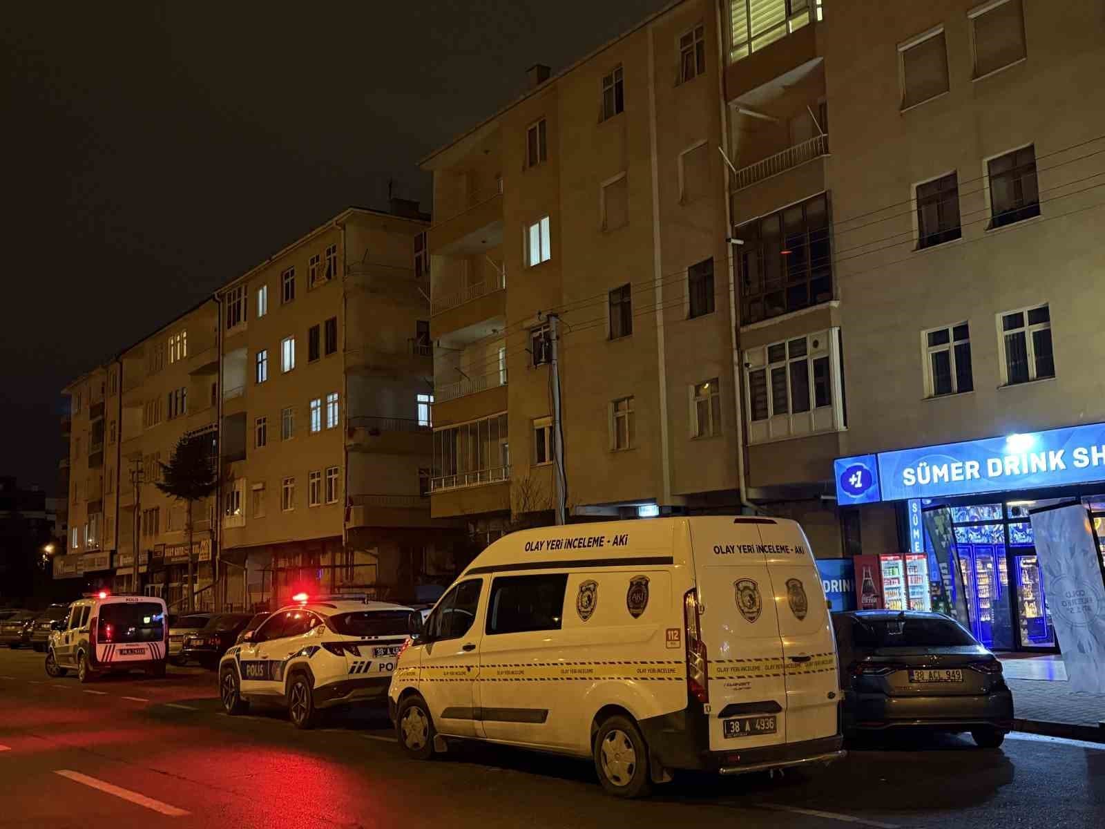 Mezarlık ziyareti dönüşü eşini evde ölü buldu