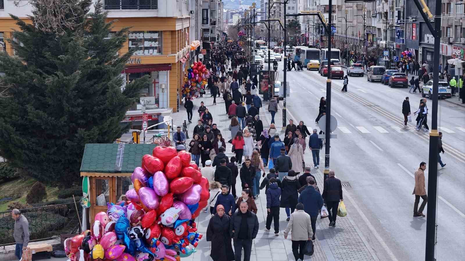 Burası ne Beyoğlu ne de Taksim: Sivas’ta cadde ve sokaklar doldu taştı