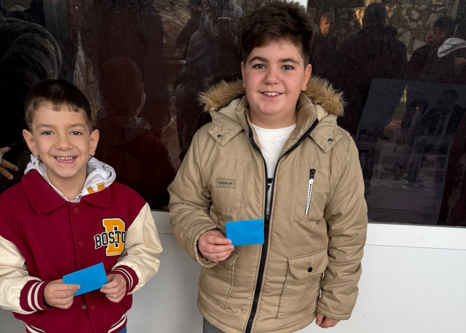 Bayram namazında çocuklara harçlık sürprizi