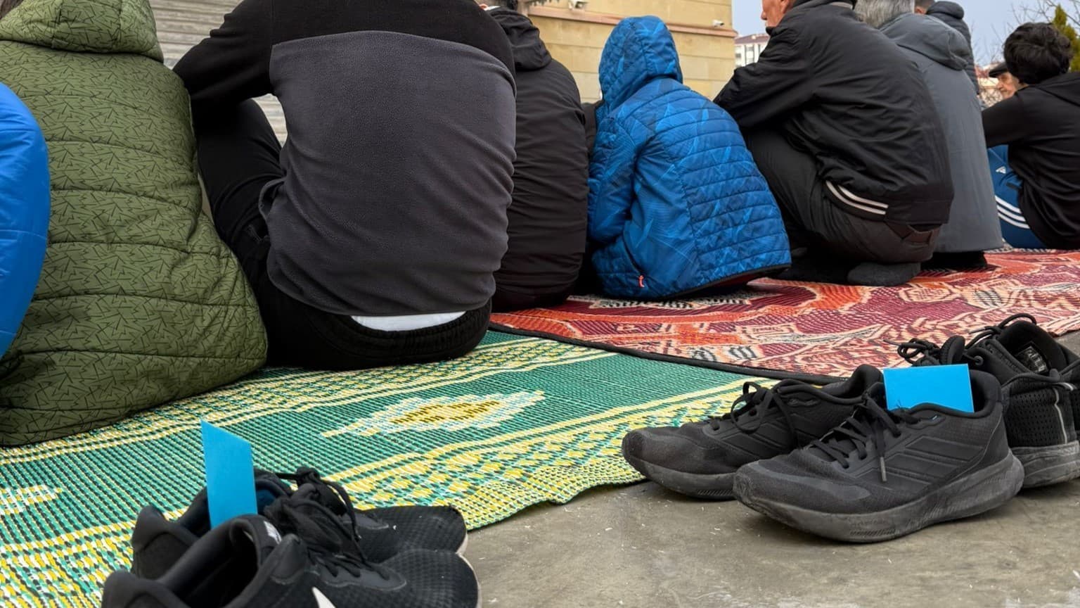 Bayram namazında çocuklara harçlık sürprizi