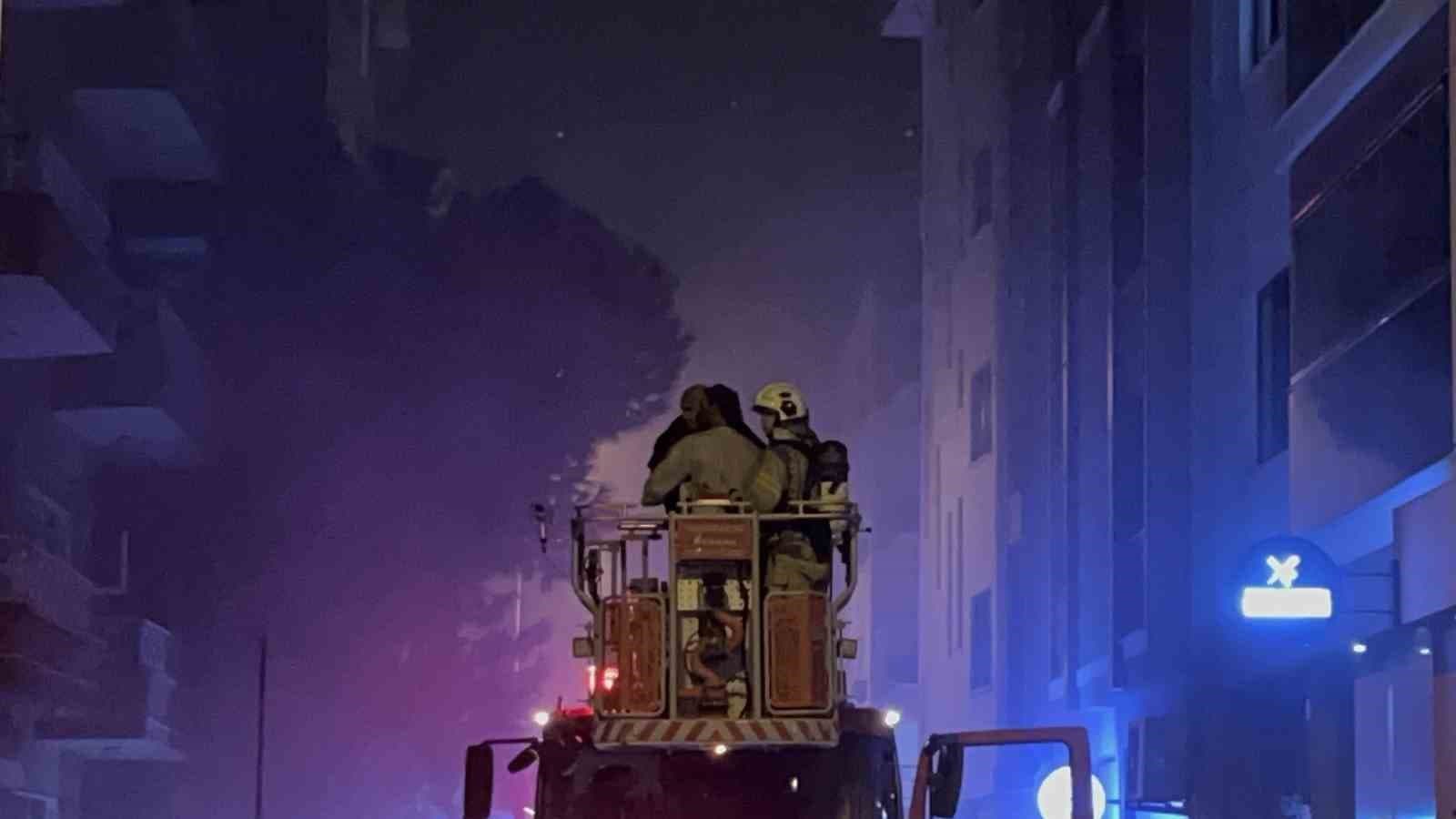 Çanakkale’de ev yangını: Mahsur kalan kişi kurtarıldı