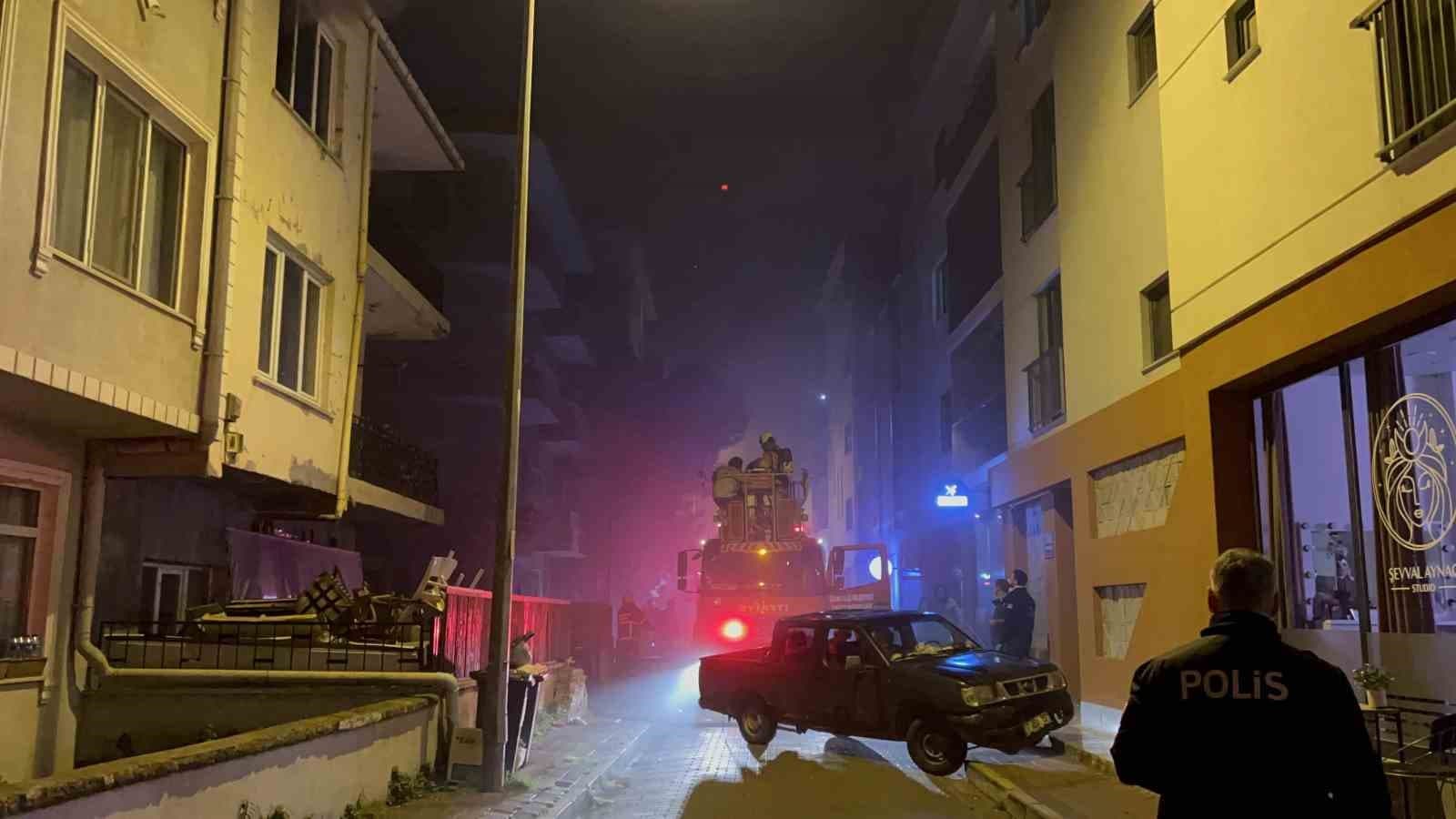 Çanakkale’de ev yangını: Mahsur kalan kişi kurtarıldı