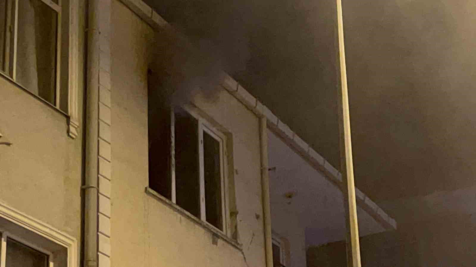 Çanakkale’de ev yangını: Mahsur kalan kişi kurtarıldı