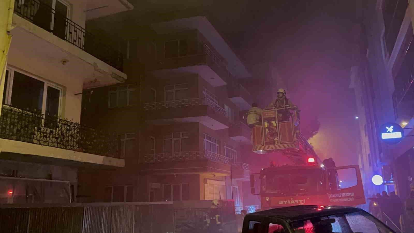 Çanakkale’de ev yangını: Mahsur kalan kişi kurtarıldı