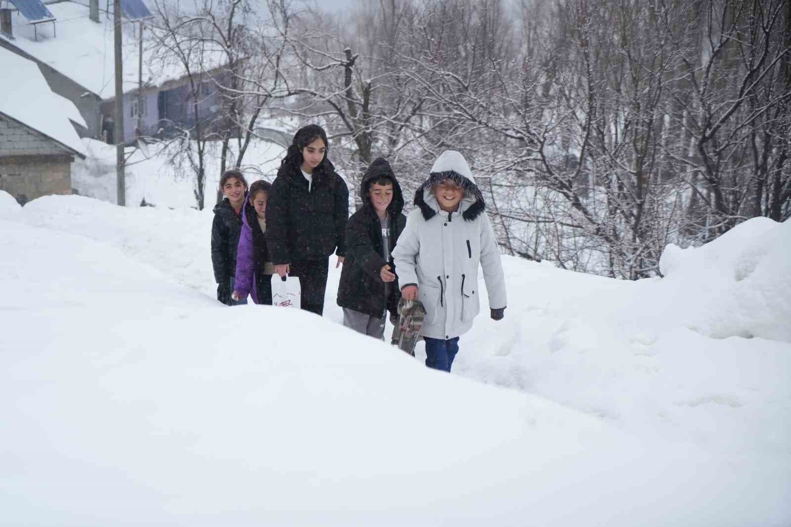 Muş’ta kar üstünde bayram sevinci