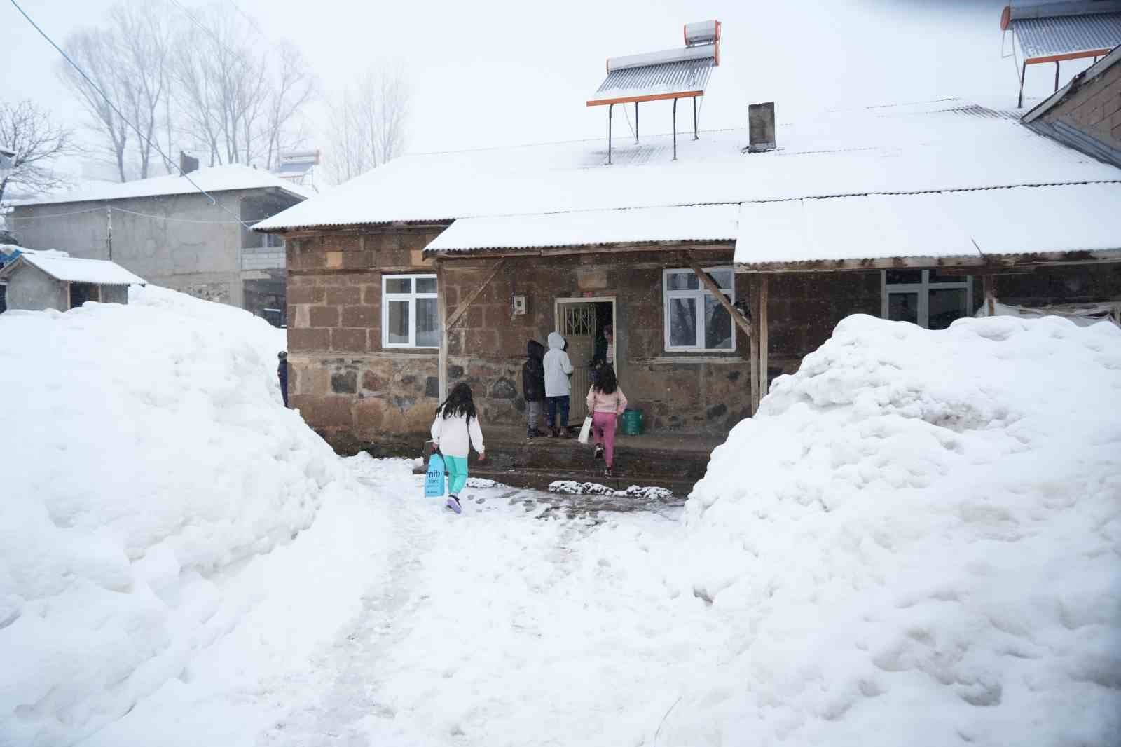 Muş’ta kar üstünde bayram sevinci