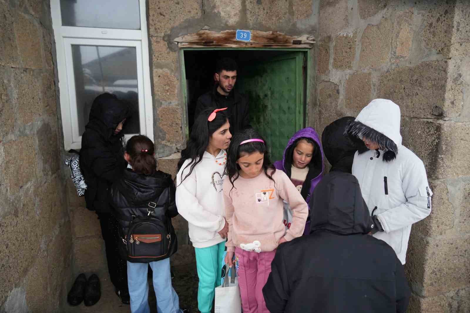 Muş’ta kar üstünde bayram sevinci