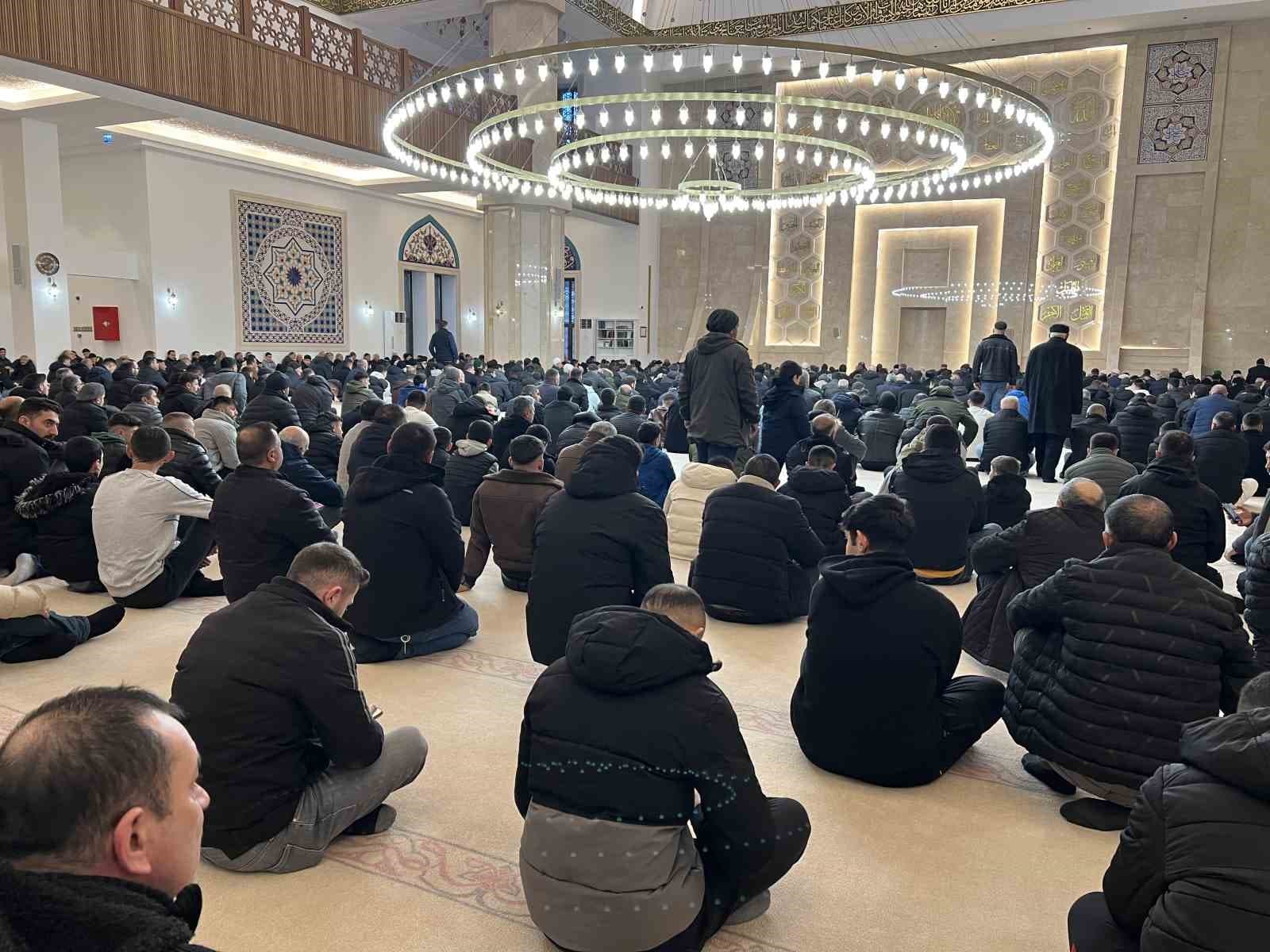 Kars’ta bayram namazında camiler doldu, taştı