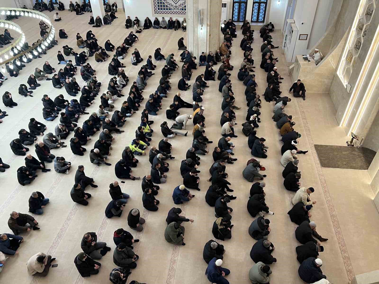 Kars’ta bayram namazında camiler doldu, taştı