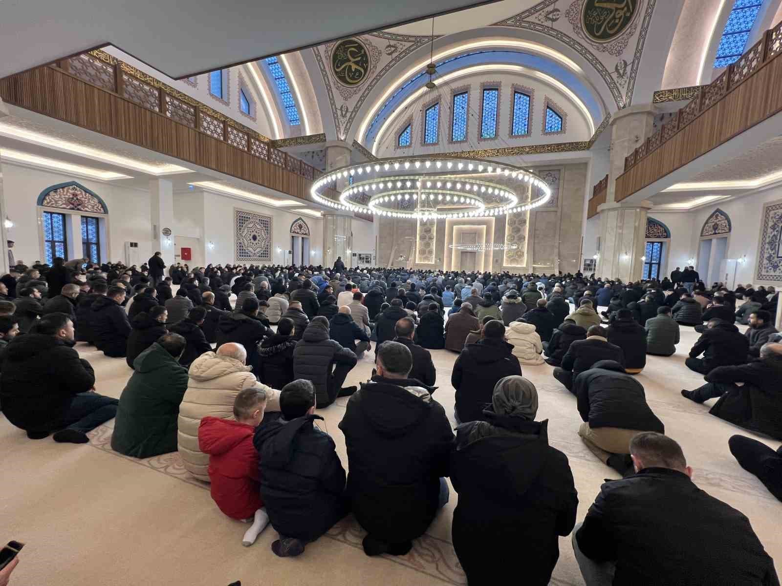 Kars’ta bayram namazında camiler doldu, taştı