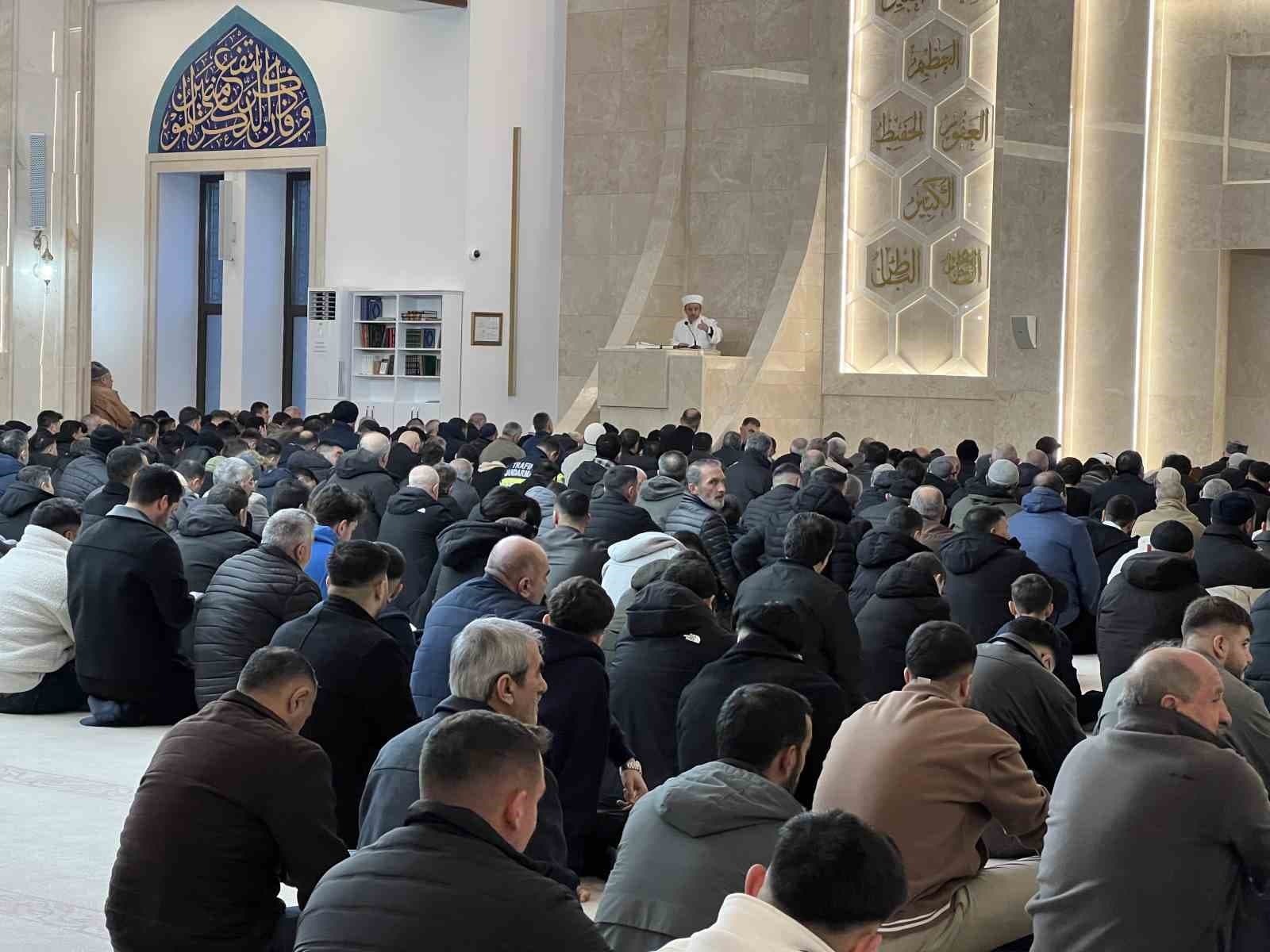 Kars’ta bayram namazında camiler doldu, taştı