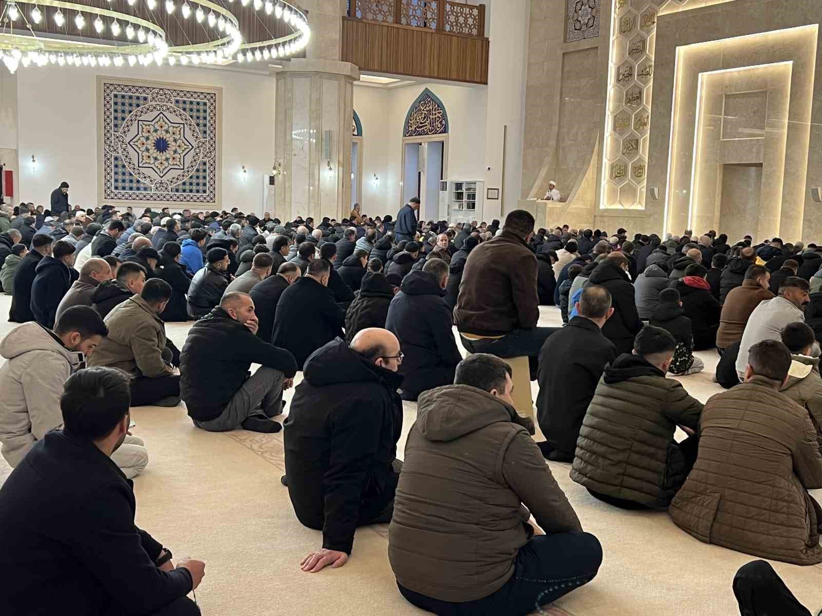 Kars’ta bayram namazında camiler doldu, taştı